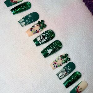 Festive Green and Cream Christmas Nail Set
